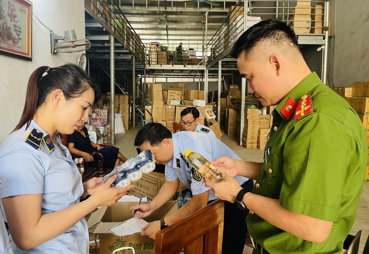 Cao điểm chống hàng giả, hàng lậu bắt đầu: Kiểm tra một loạt cơ sở, có hộ kinh doanh bị phạt gần 100 triệu đồng vì hàng không rõ nguồn gốc- Ảnh 2. Cao điểm chống hàng giả, hàng lậu bắt đầu: Kiểm tra một loạt cơ sở, có hộ kinh doanh bị phạt gần 100 triệu đồng vì hàng không rõ nguồn gốc- Ảnh 2.