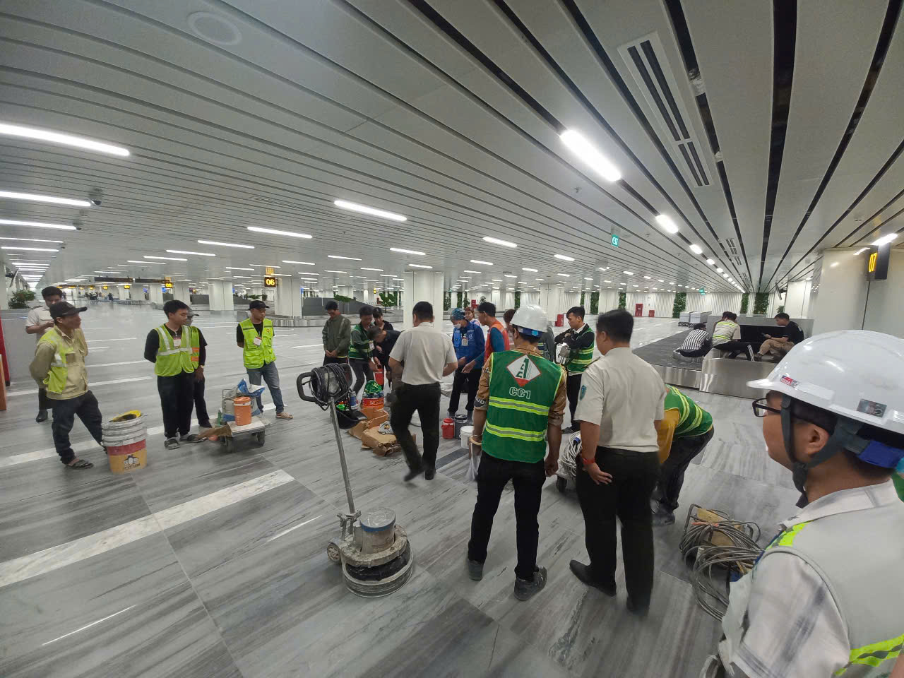 Nhà ga T3 sân bay Tân Sơn Nhất hở gạch lát sàn, nhà thầu nói gì?- Ảnh 2. Nhà ga T3 sân bay Tân Sơn Nhất hở gạch lát sàn, nhà thầu nói gì?- Ảnh 2.
