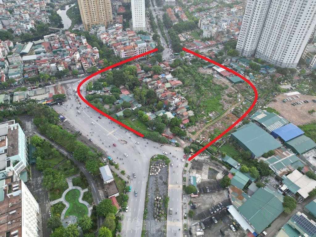 Nút giao 'dị dạng' vì mặt bằng chưa giải phóng xong- Ảnh 1.