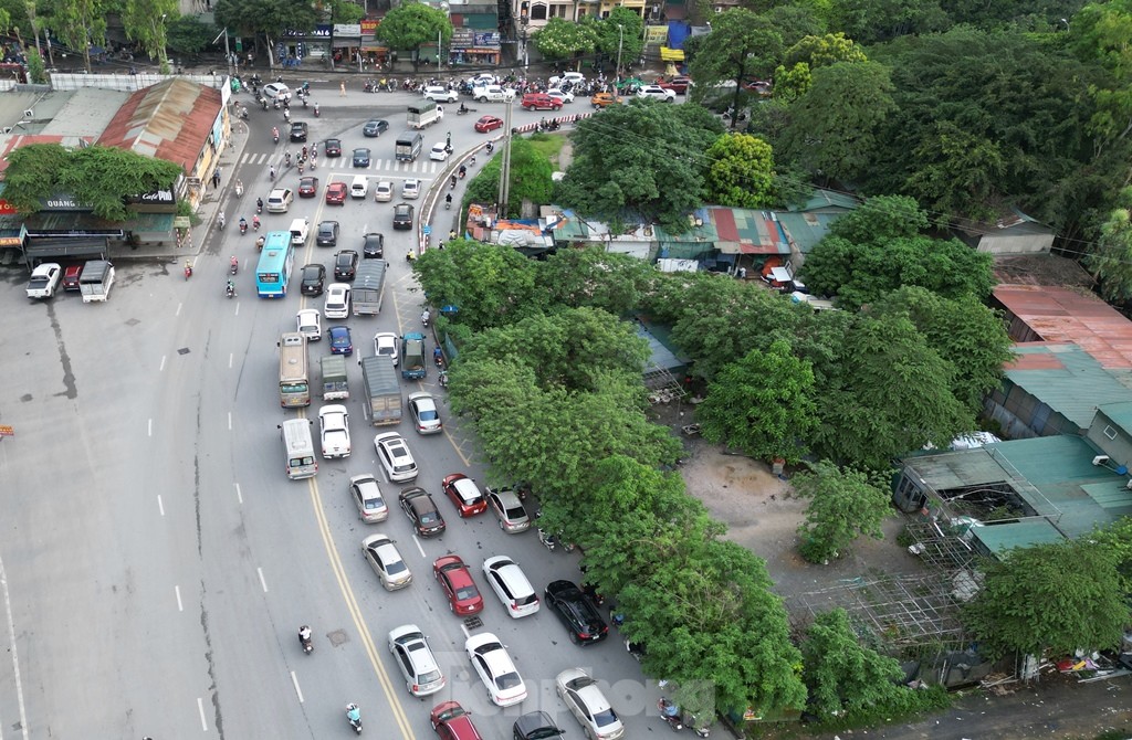 Nút giao 'dị dạng' vì mặt bằng chưa giải phóng xong- Ảnh 4.