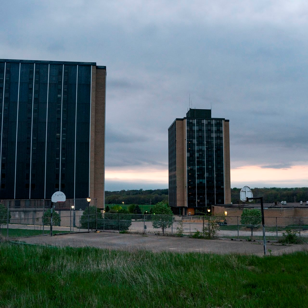 Abandoned student village of 800 people, university loses more than 5,000 students, entire town 'evaporates' 23% of population: The dark side of the US education industry - Photo 2.