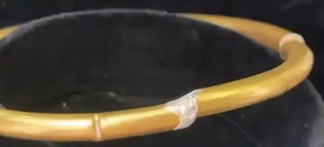 Người phụ nữ mua vòng vàng 90 triệu, một năm sau phát hiện vòng giả, chủ tiệm nói: Đây là lỗi của chị- Ảnh 1.