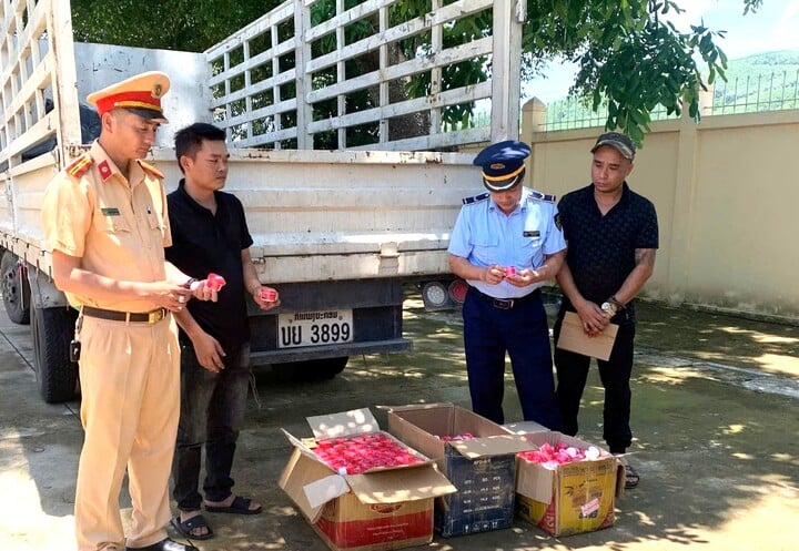 Phát hiện xe tải chở hơn 1.200 lọ kem dưỡng da không rõ nguồn gốc ở Nghệ An- Ảnh 1.