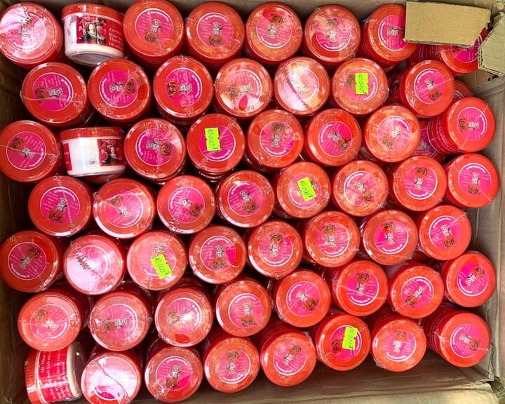 Phát hiện xe tải chở hơn 1.200 lọ kem dưỡng da không rõ nguồn gốc ở Nghệ An- Ảnh 2.