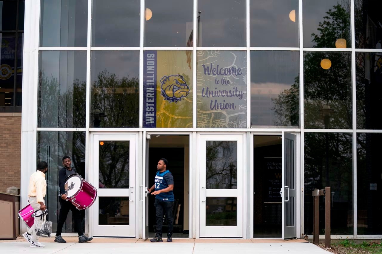 Abandoned student village of 800 people, university loses more than 5,000 students, entire town 'evaporates' 23% of population: The dark side of the US education industry - Photo 4.