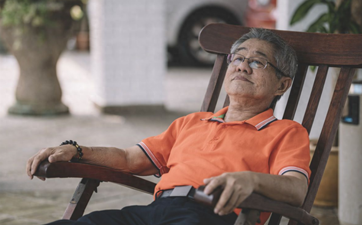 70 tuổi sống sung túc với 2 căn nhà và khoản lương hưu 21 triệu/tháng, tôi vẫn chọn vào viện dưỡng lão vì giận con: Ở được 2 tháng thì hối hận vô cùng- Ảnh 2.