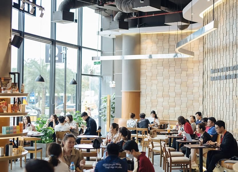 Xôn xao chuỗi cà phê The Coffee House bịt ổ điện, cộng đồng mạng dậy sóng: “Đuổi khéo” khách ngồi lâu?- Ảnh 3. Xôn xao chuỗi cà phê The Coffee House bịt ổ điện, cộng đồng mạng dậy sóng: “Đuổi khéo” khách ngồi lâu?- Ảnh 3.