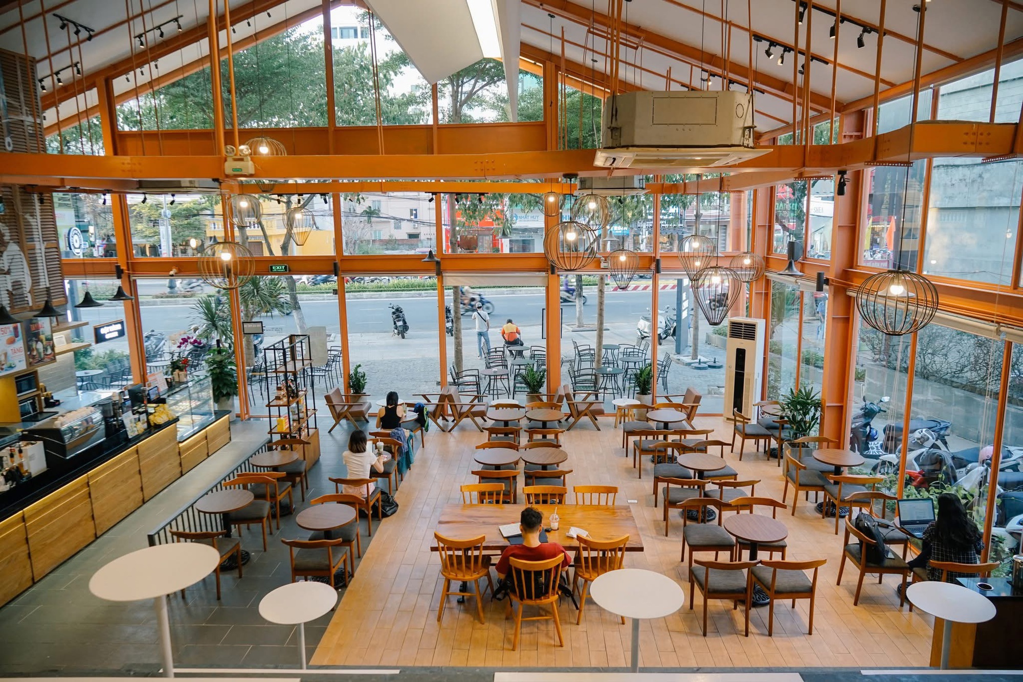 Xôn xao chuỗi cà phê The Coffee House bịt ổ điện, cộng đồng mạng dậy sóng: “Đuổi khéo” khách ngồi lâu?- Ảnh 4. Xôn xao chuỗi cà phê The Coffee House bịt ổ điện, cộng đồng mạng dậy sóng: “Đuổi khéo” khách ngồi lâu?- Ảnh 4.