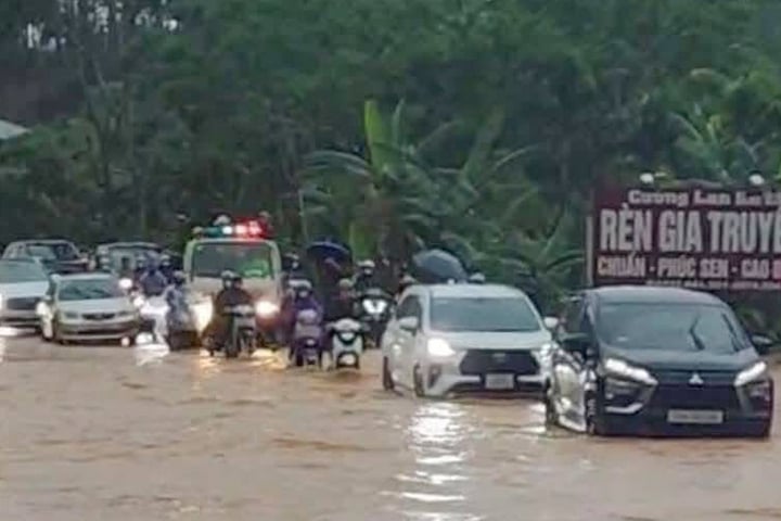 Giao thông tê liệt, sạt lở rình rập sau mưa lớn ở các tỉnh miền núi phía Bắc- Ảnh 1.
