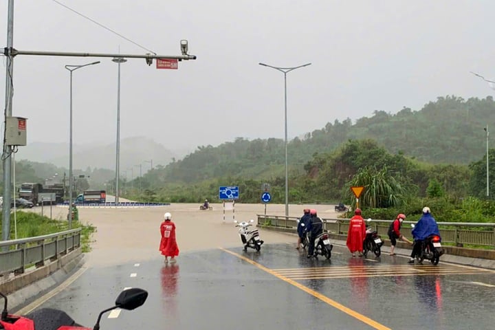 Giao thông tê liệt, sạt lở rình rập sau mưa lớn ở các tỉnh miền núi phía Bắc- Ảnh 3.