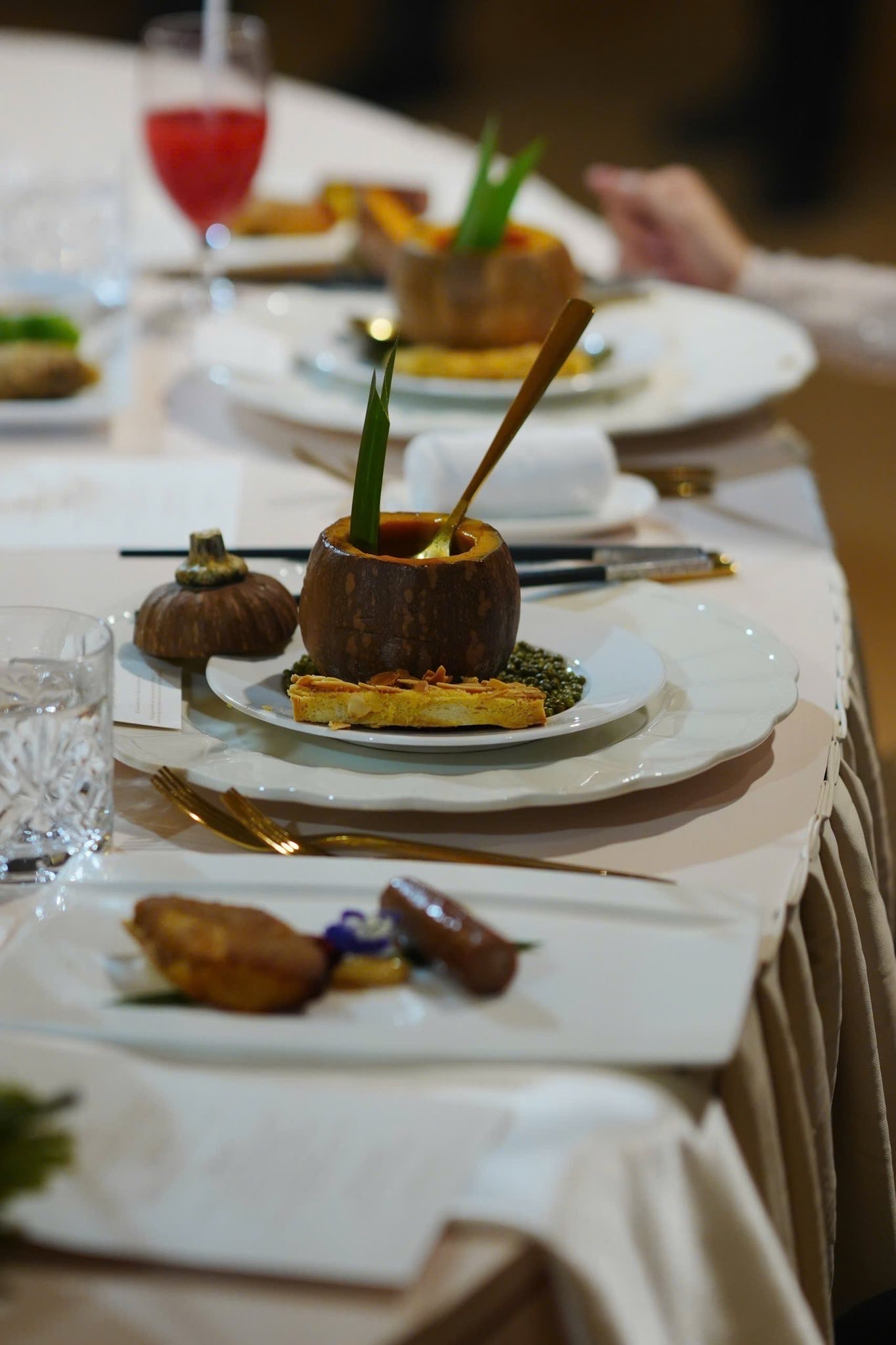 Thực đơn thuần chay trong lễ cưới ca sĩ Hồ Quỳnh Hương có gì đặc biệt?- Ảnh 2.