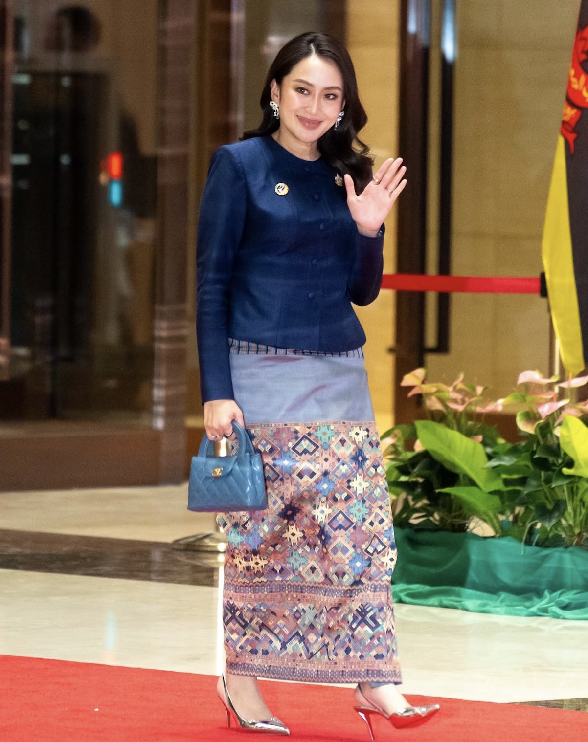 Nữ Thủ tướng trẻ nhất Thái Lan: Người sành chơi hàng hiệu thứ thiệt từ chính trường đến đời thường- Ảnh 6. Nữ Thủ tướng trẻ nhất Thái Lan: Người sành chơi hàng hiệu thứ thiệt từ chính trường đến đời thường- Ảnh 6.