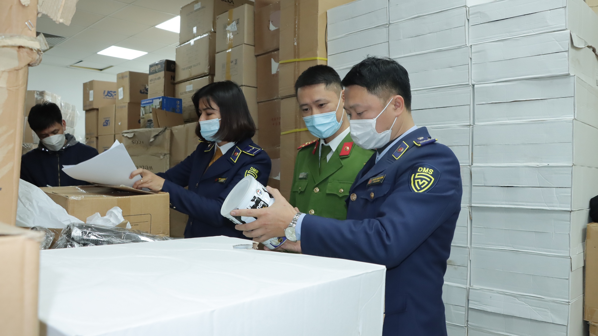 Tràn lan hàng “3 không”, mạng xã hội hóa “chợ trời”- Ảnh 1. Tràn lan hàng “3 không”, mạng xã hội hóa “chợ trời”- Ảnh 1.