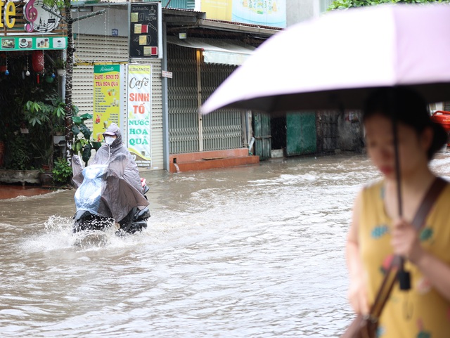 Hà Nội sáng nay: Nhiều tuyến phố hóa sông, người dân đội mưa lội nước đi làm từ 7h sáng- Ảnh 2.