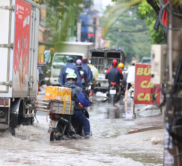 Hà Nội sáng nay: Nhiều tuyến phố hóa sông, người dân đội mưa lội nước đi làm từ 7h sáng- Ảnh 3.