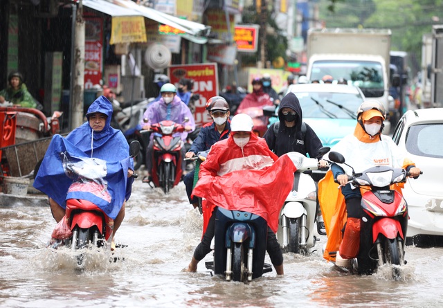 Hà Nội sáng nay: Nhiều tuyến phố hóa sông, người dân đội mưa lội nước đi làm từ 7h sáng- Ảnh 1.