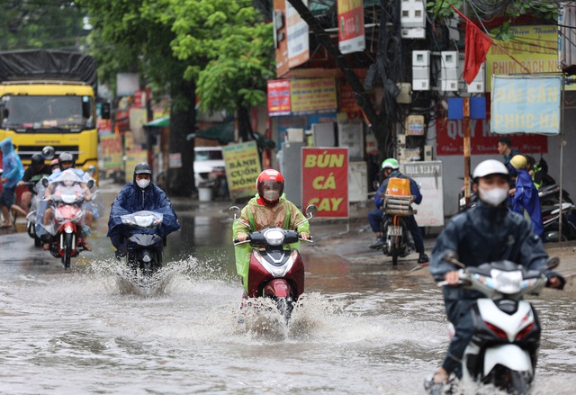 Hà Nội sáng nay: Nhiều tuyến phố hóa sông, người dân đội mưa lội nước đi làm từ 7h sáng- Ảnh 5.