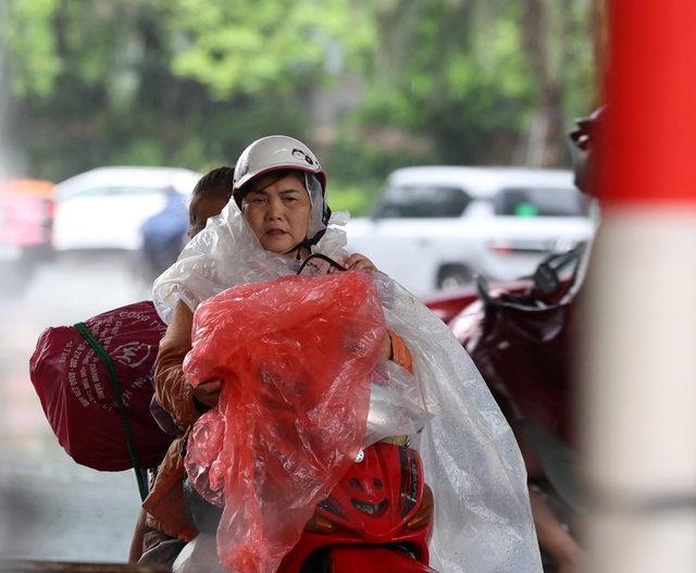 Hà Nội sáng nay: Nhiều tuyến phố hóa sông, người dân đội mưa lội nước đi làm từ 7h sáng- Ảnh 6.