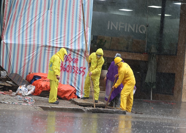 Hà Nội sáng nay: Nhiều tuyến phố hóa sông, người dân đội mưa lội nước đi làm từ 7h sáng- Ảnh 7.