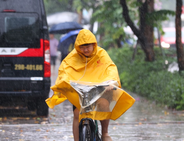Hà Nội sáng nay: Nhiều tuyến phố hóa sông, người dân đội mưa lội nước đi làm từ 7h sáng- Ảnh 9.
