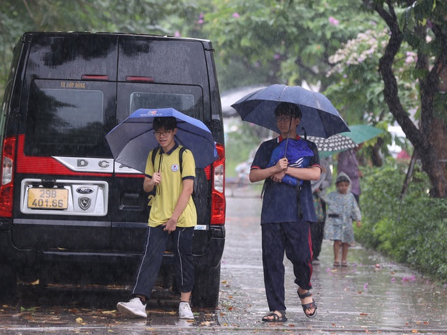 Hà Nội sáng nay: Nhiều tuyến phố hóa sông, người dân đội mưa lội nước đi làm từ 7h sáng- Ảnh 8.