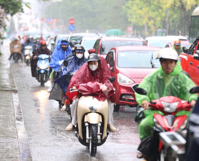 Hà Nội sáng nay: Nhiều tuyến phố hóa sông, người dân đội mưa lội nước đi làm từ 7h sáng- Ảnh 4.