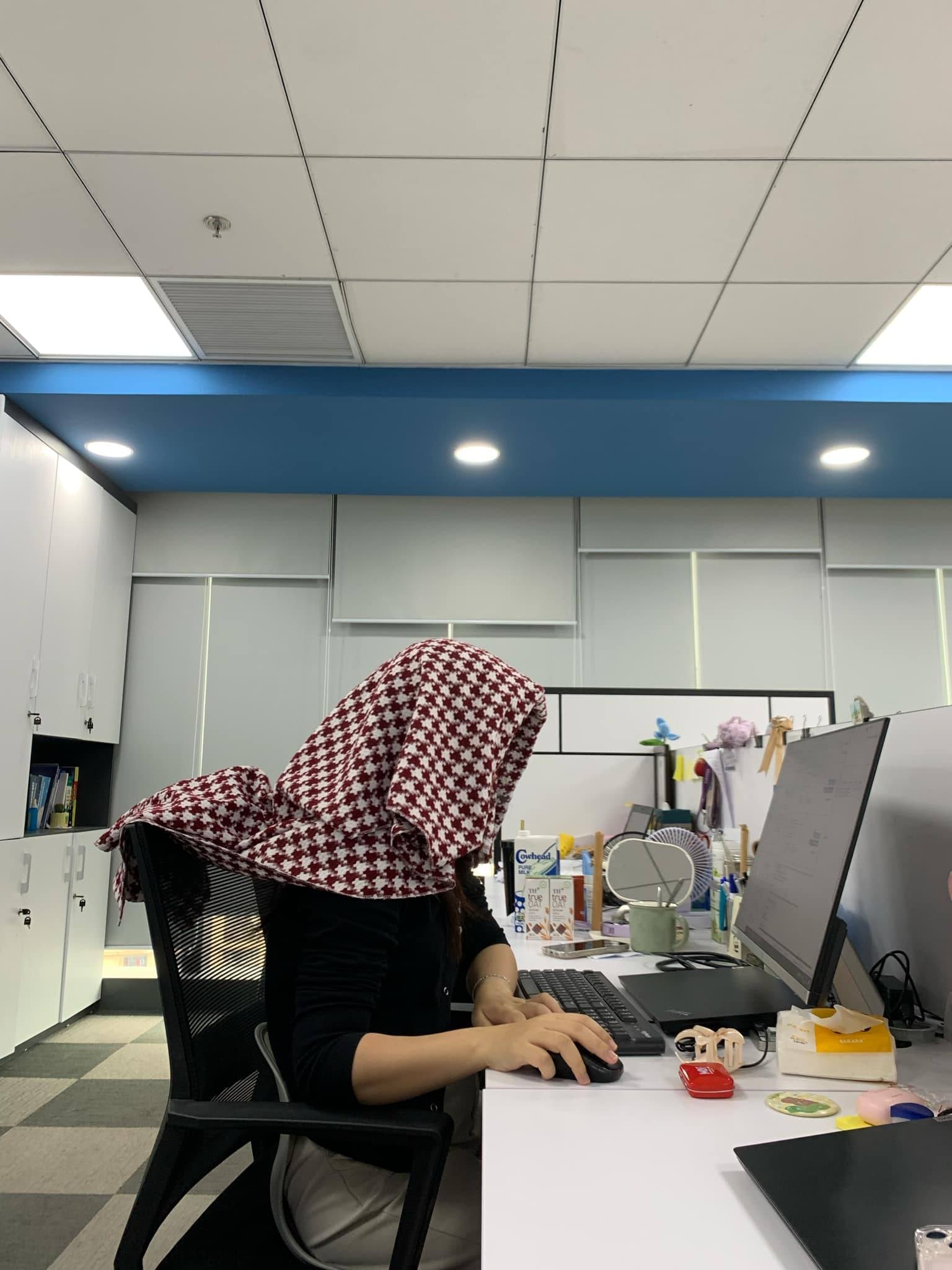 Cảnh tượng lúc 22:45 tại một tòa nhà ở TP.HCM nổ ra tranh cãi: Giờ phải lãng mạn hoá chuyện tăng ca?- Ảnh 4.