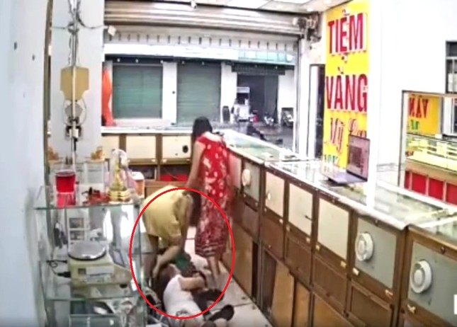 Thực hư video nữ chủ tiệm vàng bị tên cướp đột nhập khống chế- Ảnh 1. Thực hư video nữ chủ tiệm vàng bị tên cướp đột nhập khống chế- Ảnh 1.