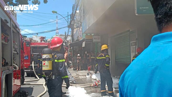 Cháy phòng giao dịch một ngân hàng ở Nha Trang- Ảnh 1.