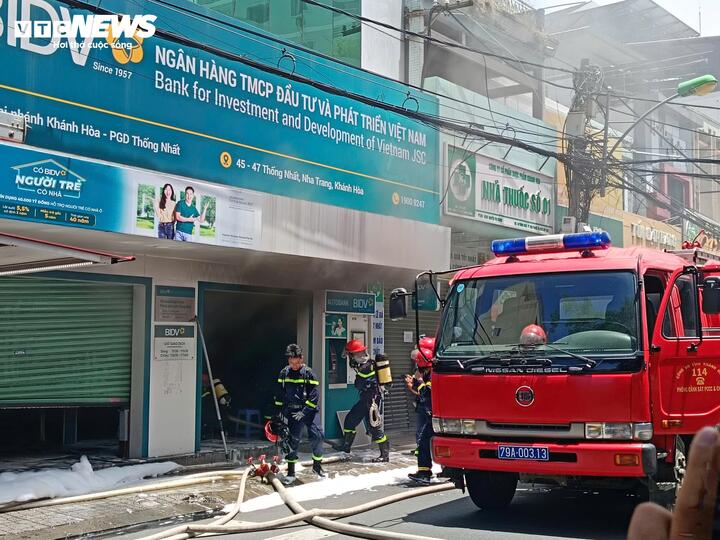 Cháy phòng giao dịch một ngân hàng ở Nha Trang- Ảnh 2.