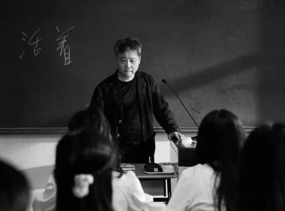 Ý nghĩa cuộc sống là gì? Hãy nhìn con bò của Dư Hoa, con gà của Márquez và con lợn của Vương Hiểu Ba- Ảnh 1.