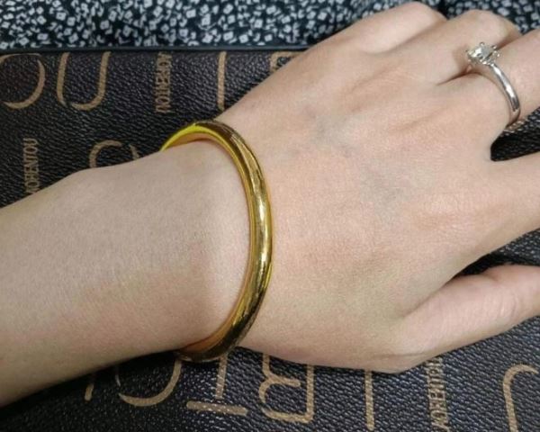 Người phụ nữ chi 61 triệu đồng mua vòng vàng, 2 năm sau đem bán thì phát hiện hàng giả, cửa hàng thách thức: "Chị thích kiện thì cứ kiện"- Ảnh 1.