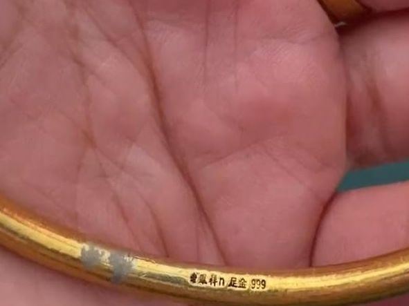 Người phụ nữ chi 61 triệu đồng mua vòng vàng, 2 năm sau đem bán thì phát hiện hàng giả, cửa hàng thách thức: "Chị thích kiện thì cứ kiện"- Ảnh 2.