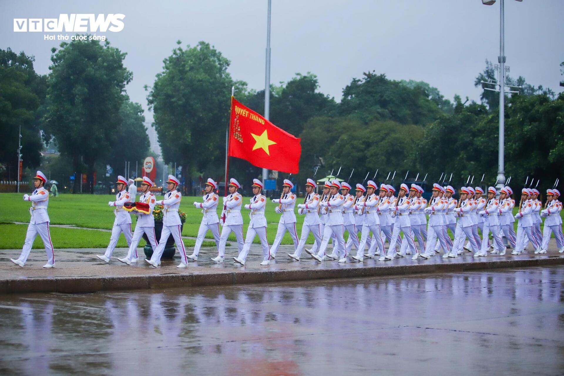 Hà Nội đồng loạt treo cờ rủ tưởng niệm nguyên Chủ tịch nước Trần Đức Lương- Ảnh 1.