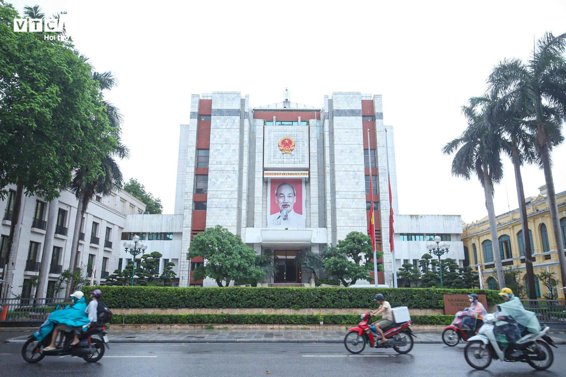 Hà Nội đồng loạt treo cờ rủ tưởng niệm nguyên Chủ tịch nước Trần Đức Lương- Ảnh 11.