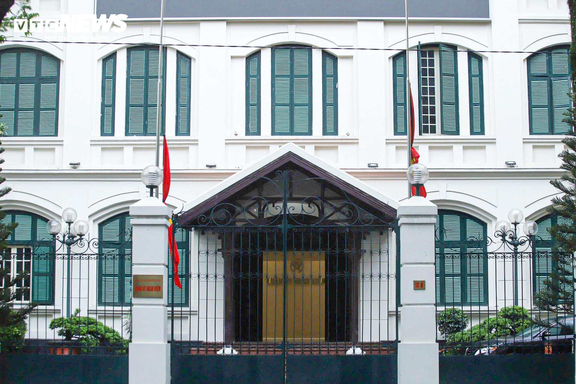 Hà Nội đồng loạt treo cờ rủ tưởng niệm nguyên Chủ tịch nước Trần Đức Lương- Ảnh 12.