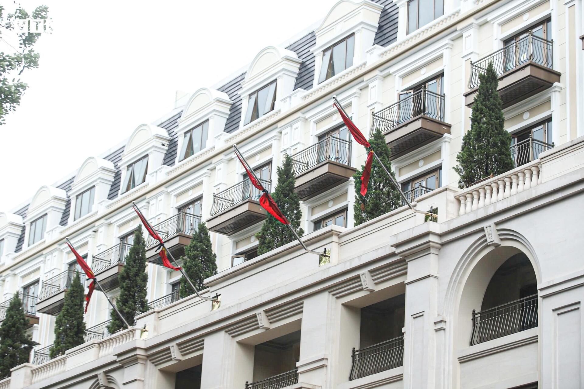 Hà Nội đồng loạt treo cờ rủ tưởng niệm nguyên Chủ tịch nước Trần Đức Lương- Ảnh 16.