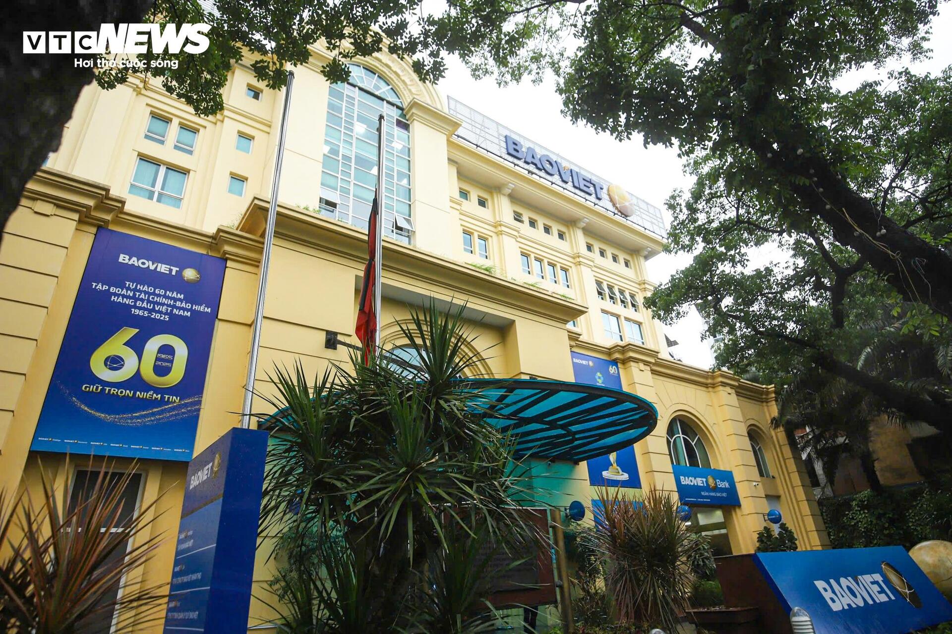 Hà Nội đồng loạt treo cờ rủ tưởng niệm nguyên Chủ tịch nước Trần Đức Lương- Ảnh 15.