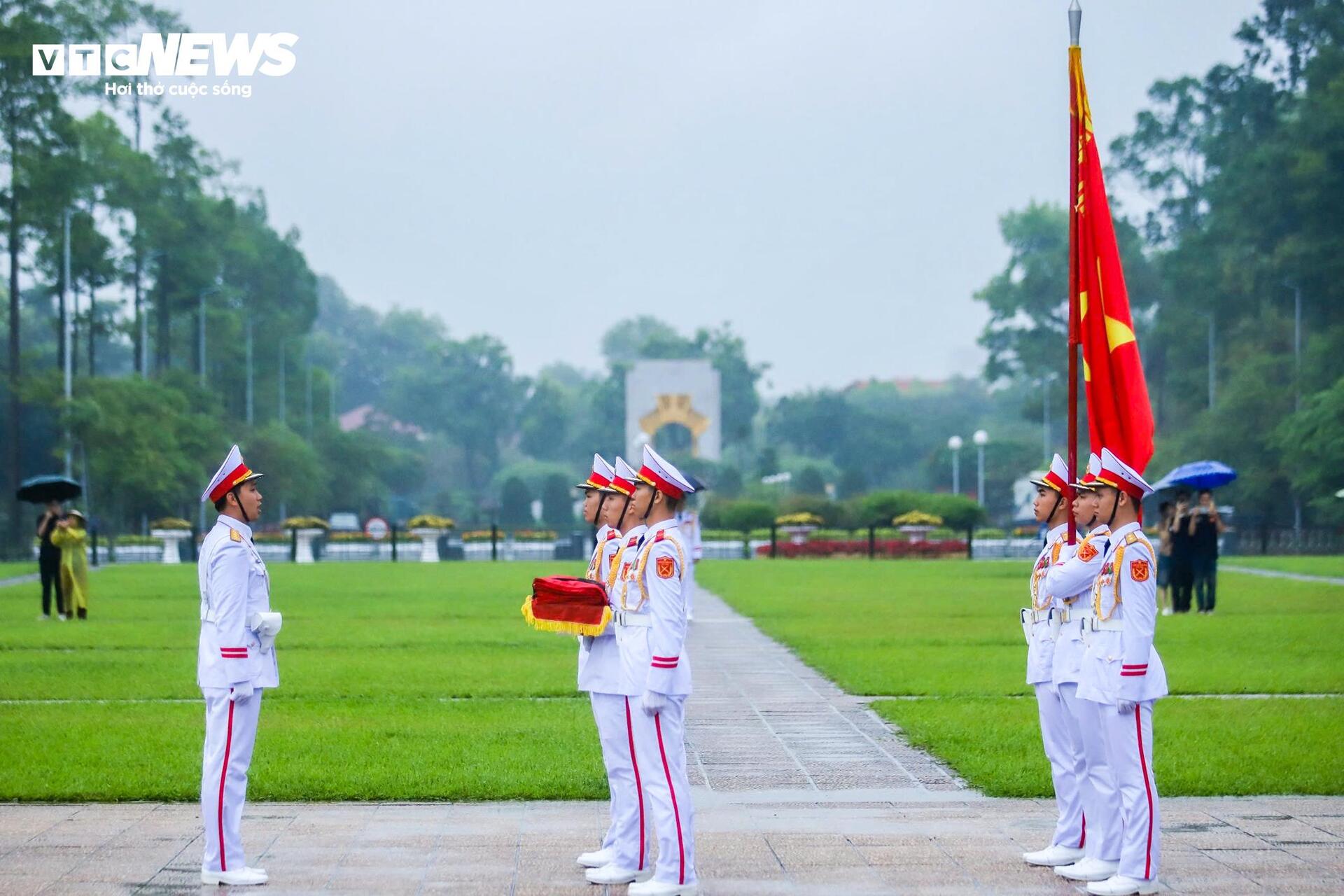 Hà Nội đồng loạt treo cờ rủ tưởng niệm nguyên Chủ tịch nước Trần Đức Lương- Ảnh 2.