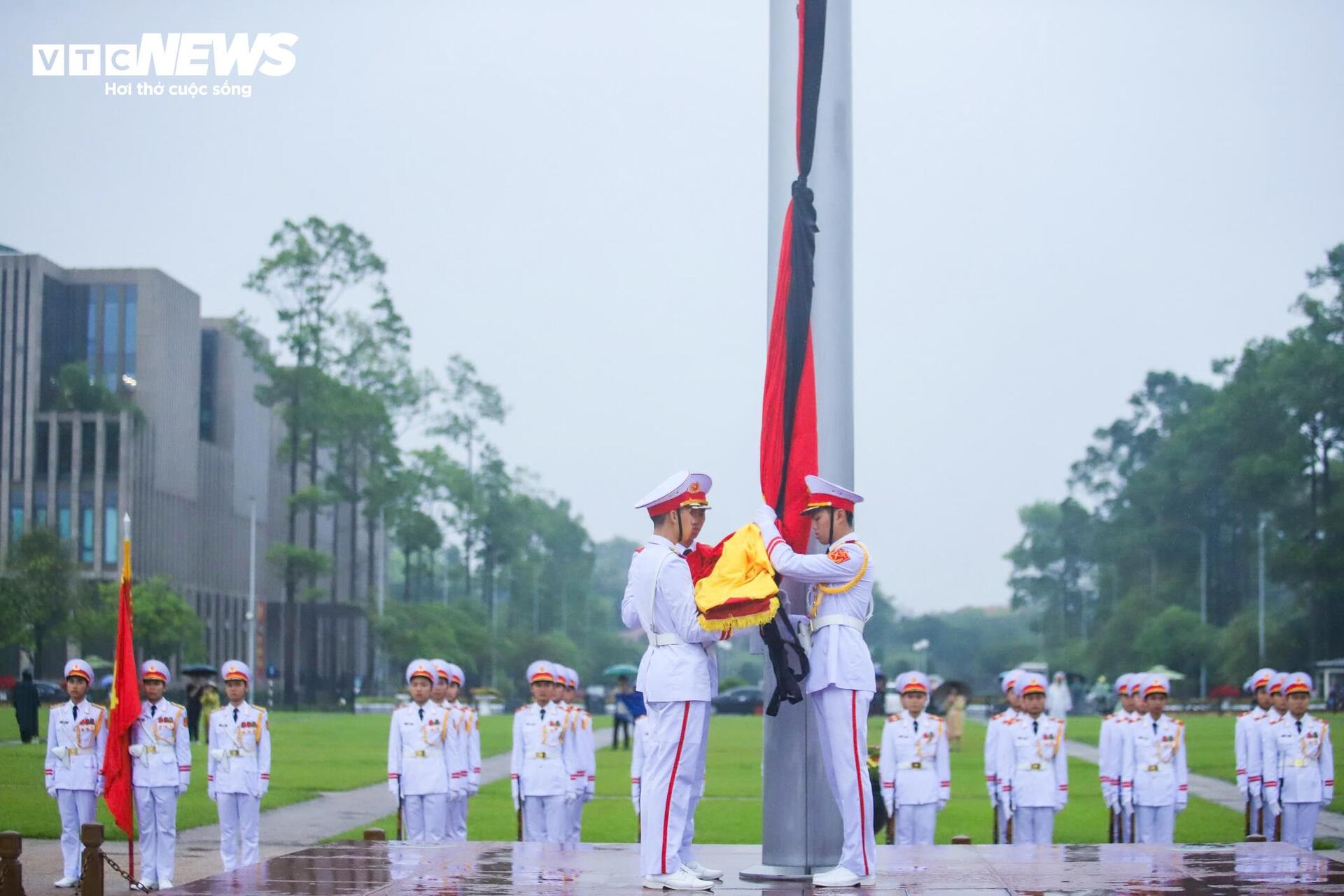 Hà Nội đồng loạt treo cờ rủ tưởng niệm nguyên Chủ tịch nước Trần Đức Lương- Ảnh 5.