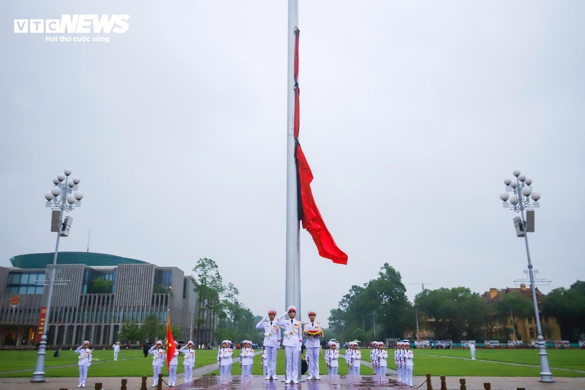 Hà Nội đồng loạt treo cờ rủ tưởng niệm nguyên Chủ tịch nước Trần Đức Lương- Ảnh 7.