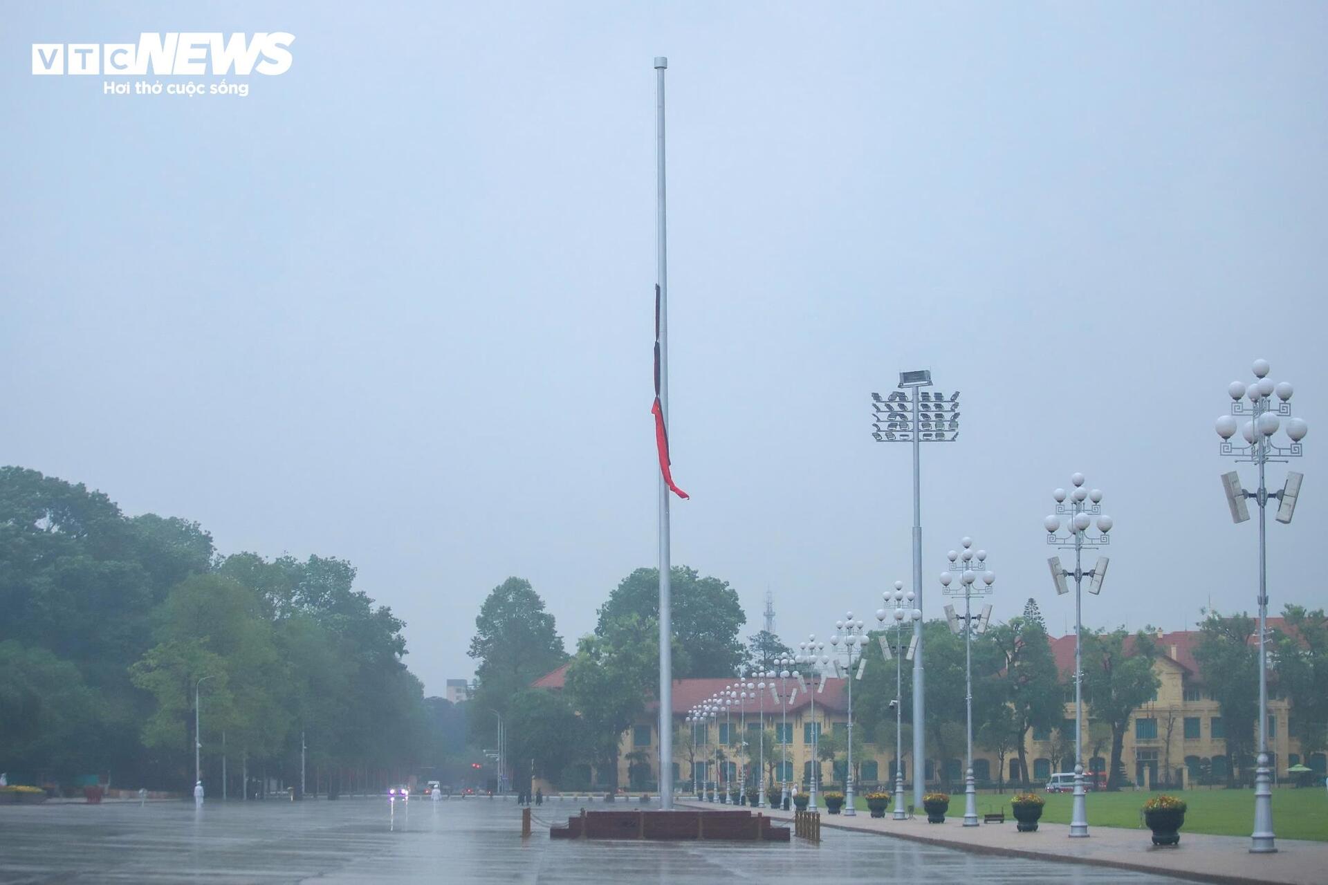 Hà Nội đồng loạt treo cờ rủ tưởng niệm nguyên Chủ tịch nước Trần Đức Lương- Ảnh 8.