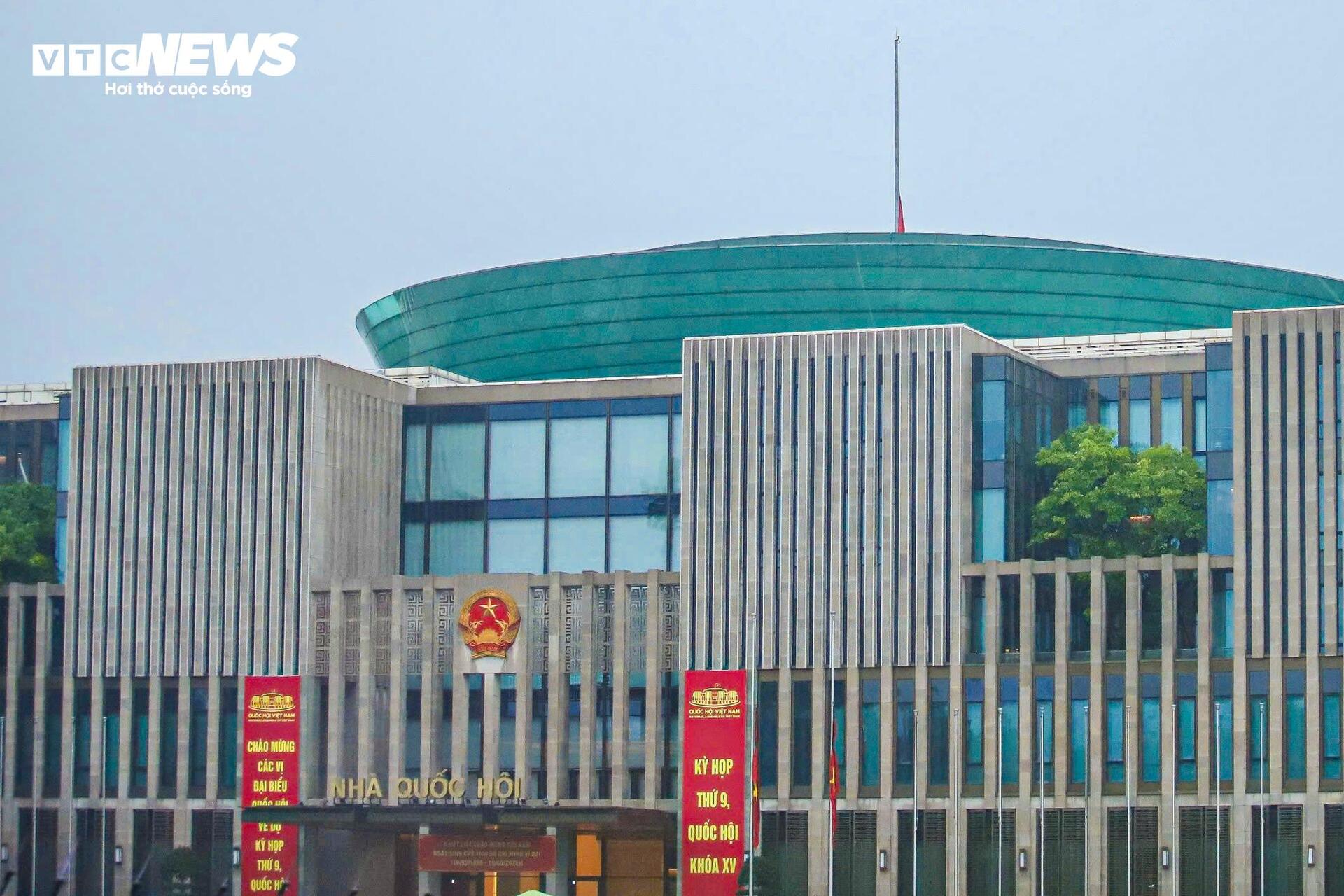 Hà Nội đồng loạt treo cờ rủ tưởng niệm nguyên Chủ tịch nước Trần Đức Lương- Ảnh 9.