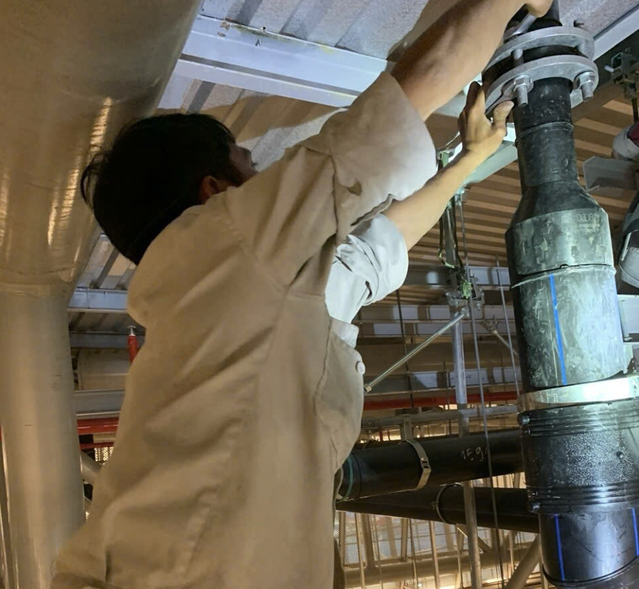 Nhà ga T3 Tân Sơn Nhất bị dột, nước dội xuống sàn- Ảnh 4. Nhà ga T3 Tân Sơn Nhất bị dột, nước dội xuống sàn- Ảnh 4.