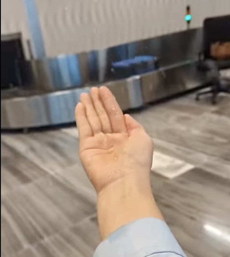 Nhà ga T3 Tân Sơn Nhất bị dột, nước dội xuống sàn- Ảnh 3. Nhà ga T3 Tân Sơn Nhất bị dột, nước dội xuống sàn- Ảnh 3.