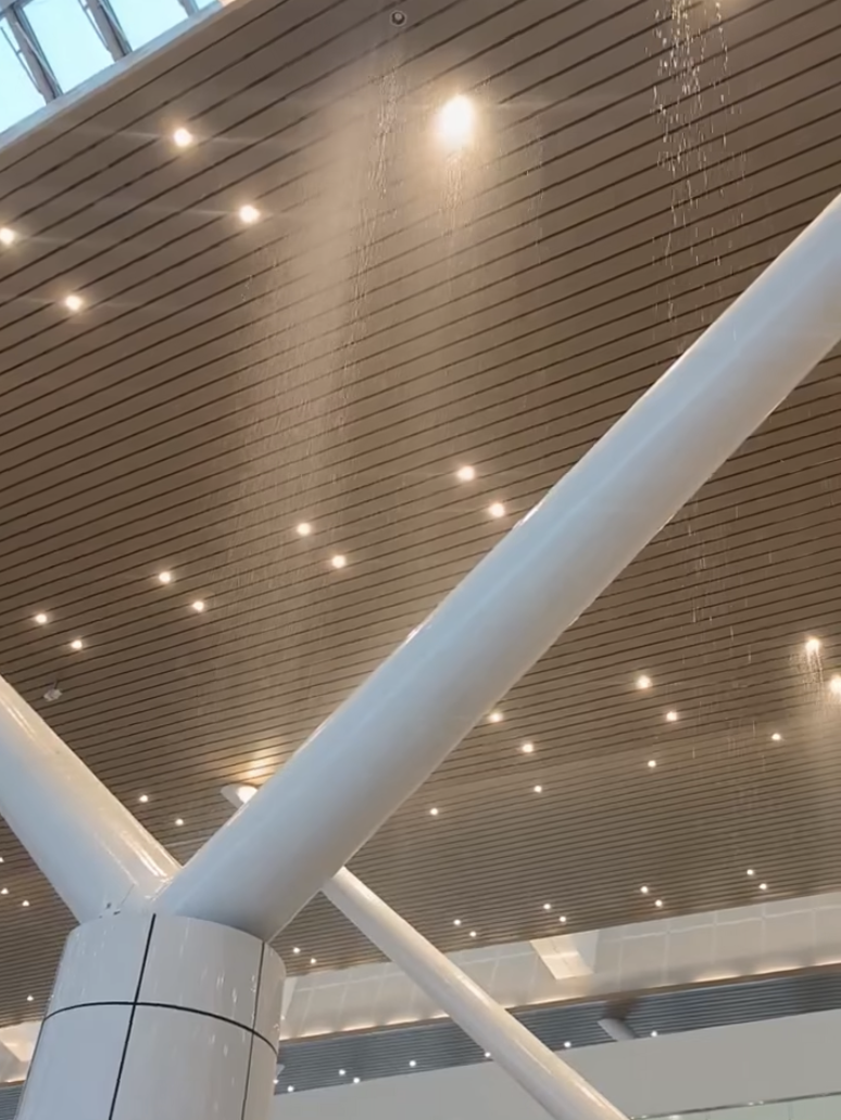 Nhà ga T3 Tân Sơn Nhất bị dột, nước dội xuống sàn- Ảnh 1. Nhà ga T3 Tân Sơn Nhất bị dột, nước dội xuống sàn- Ảnh 1.