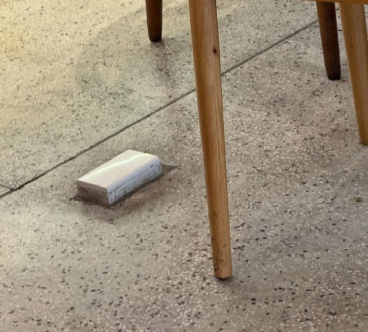 Nhiều cửa hàng The Coffee House bịt kín ổ cắm điện gây tranh cãi- Ảnh 3.