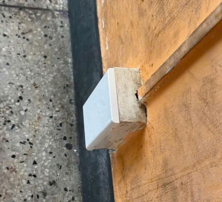 Nhiều cửa hàng The Coffee House bịt kín ổ cắm điện gây tranh cãi- Ảnh 2.