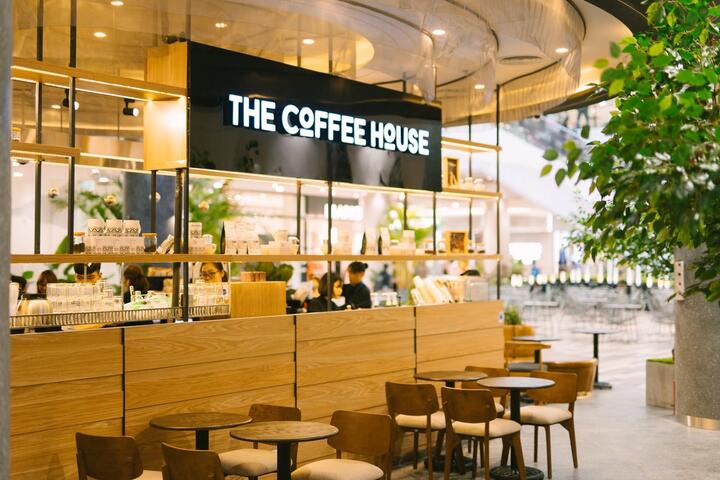 Nhiều cửa hàng The Coffee House bịt kín ổ cắm điện gây tranh cãi- Ảnh 6.