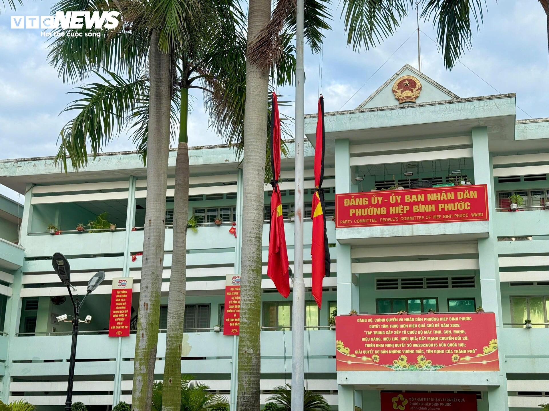 Hà Nội đồng loạt treo cờ rủ tưởng niệm nguyên Chủ tịch nước Trần Đức Lương- Ảnh 17.